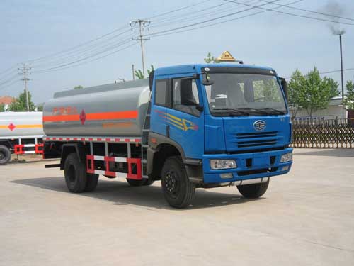 解放平頭化工液體運(yùn)輸車(chē)